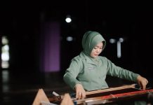 Tenun Sutera Sengkang Bersinar di Jakarta, Dandim Wajo Gaungkan Arahan Presiden soal UMKM FOTO: Masniati Suparto, anggota Persit KCK Cabang XXIV Dim 1406/Wajo Koorcab Rem 141 PD XIV/Hasanuddin, yang menghadirkan Tenun Sutera Sengkang dari Kabupaten Wajo. (Istimewa)