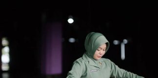 Tenun Sutera Sengkang Bersinar di Jakarta, Dandim Wajo Gaungkan Arahan Presiden soal UMKM FOTO: Masniati Suparto, anggota Persit KCK Cabang XXIV Dim 1406/Wajo Koorcab Rem 141 PD XIV/Hasanuddin, yang menghadirkan Tenun Sutera Sengkang dari Kabupaten Wajo. (Istimewa)