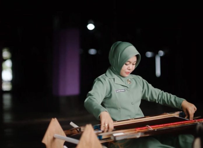 FOTO: Masniati Suparto, anggota Persit KCK Cabang XXIV Dim 1406/Wajo Koorcab Rem 141 PD XIV/Hasanuddin, yang menghadirkan Tenun Sutera Sengkang dari Kabupaten Wajo. (Istimewa)