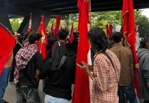 May Day: LMND Makassar Serukan Evaluasi Total Kebijakan Pemerintah, Desak Copot Kepala BGN FOTO: Liga Mahasiswa Nasional untuk Demokrasi (LMND) Kota Makassar menggelar aksi unjuk rasa dalam momentum Hari Buruh Internasional (May Day) dan menyambut Hari Pendidikan Nasional (Hardiknas) di depan Kantor Gubernur Sulawesi Selatan. Jumat (1/5/2026)