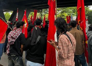 May Day: LMND Makassar Serukan Evaluasi Total Kebijakan Pemerintah, Desak Copot Kepala BGN FOTO: Liga Mahasiswa Nasional untuk Demokrasi (LMND) Kota Makassar menggelar aksi unjuk rasa dalam momentum Hari Buruh Internasional (May Day) dan menyambut Hari Pendidikan Nasional (Hardiknas) di depan Kantor Gubernur Sulawesi Selatan. Jumat (1/5/2026)