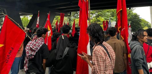 May Day: LMND Makassar Serukan Evaluasi Total Kebijakan Pemerintah, Desak Copot Kepala BGN FOTO: Liga Mahasiswa Nasional untuk Demokrasi (LMND) Kota Makassar menggelar aksi unjuk rasa dalam momentum Hari Buruh Internasional (May Day) dan menyambut Hari Pendidikan Nasional (Hardiknas) di depan Kantor Gubernur Sulawesi Selatan. Jumat (1/5/2026)