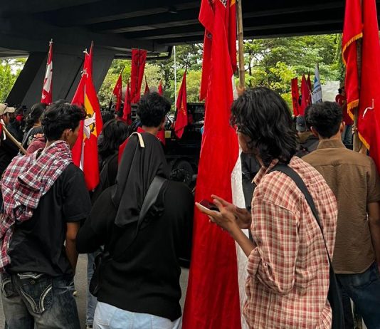 May Day: LMND Makassar Serukan Evaluasi Total Kebijakan Pemerintah, Desak Copot Kepala BGN FOTO: Liga Mahasiswa Nasional untuk Demokrasi (LMND) Kota Makassar menggelar aksi unjuk rasa dalam momentum Hari Buruh Internasional (May Day) dan menyambut Hari Pendidikan Nasional (Hardiknas) di depan Kantor Gubernur Sulawesi Selatan. Jumat (1/5/2026)