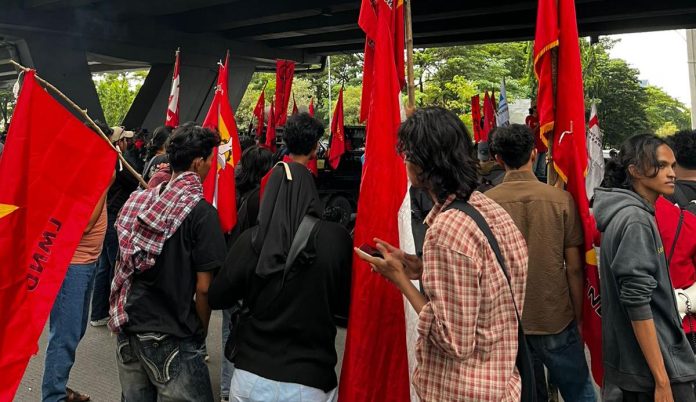 FOTO: Liga Mahasiswa Nasional untuk Demokrasi (LMND) Kota Makassar menggelar aksi unjuk rasa dalam momentum Hari Buruh Internasional (May Day) dan menyambut Hari Pendidikan Nasional (Hardiknas) di depan Kantor Gubernur Sulawesi Selatan. Jumat (1/5/2026)