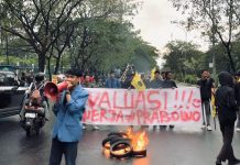 Hardiknas: Biaya Pendidikan Makin Mahal, PMII Makassar Beri Rapor Merah ke Prabowo Gibran FOTO: PMII Cabang Kota Makassar saat menggelar aksi unjuk rasa peringatan May day dan Hardiknas di Kota Makassar. Jumat (1/5/2026). (Istimewa)
