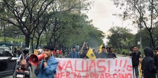 Hardiknas: Biaya Pendidikan Makin Mahal, PMII Makassar Beri Rapor Merah ke Prabowo Gibran FOTO: PMII Cabang Kota Makassar saat menggelar aksi unjuk rasa peringatan May day dan Hardiknas di Kota Makassar. Jumat (1/5/2026). (Istimewa)