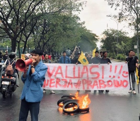 Hardiknas: Biaya Pendidikan Makin Mahal, PMII Makassar Beri Rapor Merah ke Prabowo Gibran FOTO: PMII Cabang Kota Makassar saat menggelar aksi unjuk rasa peringatan May day dan Hardiknas di Kota Makassar. Jumat (1/5/2026). (Istimewa)