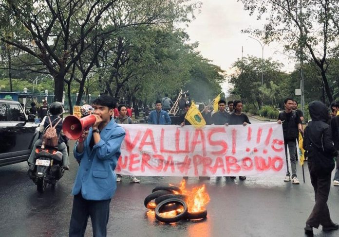 FOTO: PMII Cabang Kota Makassar saat menggelar aksi unjuk rasa peringatan May day dan Hardiknas di Kota Makassar. Jumat (1/5/2026). (Istimewa)