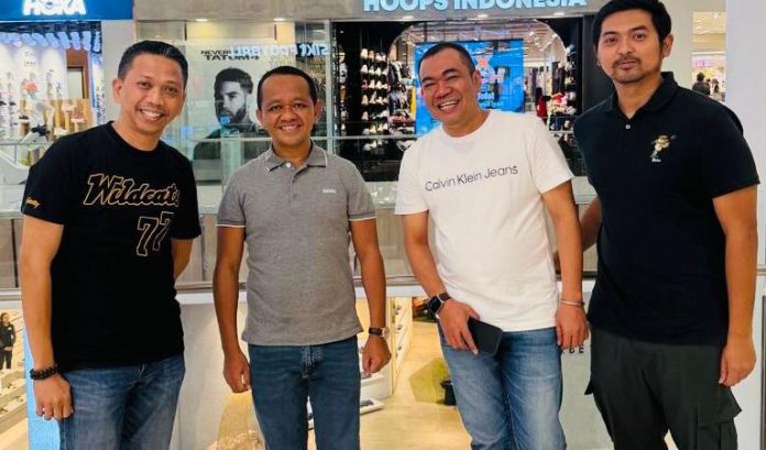 FOTO: Ketua Umum Partai Golkar, Bahlil Lahadalia jalan bareng dengan politisi muda partai golkar asal Sulawesi Selatan. Minggu (3/5/2026). (Istimewa) 