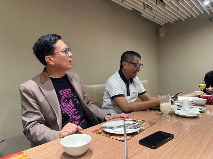 FOTO: Paling kiri Andi Aswan dan Ketua Umum BARAK 145, Illank Radjab. (Istimewa) 