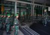 Akselerasi Program Pangdam, Wajo Jadi Daerah Terdepan Realisasi KDKMP FOTO: Komandan Kodim 1406/Wajo, Letkol Inf Harianto saat mengarahkan personel dalam kegiatan apel malam. (Dok Kodim 1406/Wajo)