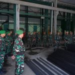 Akselerasi Program Pangdam, Wajo Jadi Daerah Terdepan Realisasi KDKMP FOTO: Komandan Kodim 1406/Wajo, Letkol Inf Harianto saat mengarahkan personel dalam kegiatan apel malam. (Dok Kodim 1406/Wajo)