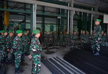 Akselerasi Program Pangdam, Wajo Jadi Daerah Terdepan Realisasi KDKMP FOTO: Komandan Kodim 1406/Wajo, Letkol Inf Harianto saat mengarahkan personel dalam kegiatan apel malam. (Dok Kodim 1406/Wajo)