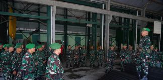 Akselerasi Program Pangdam, Wajo Jadi Daerah Terdepan Realisasi KDKMP FOTO: Komandan Kodim 1406/Wajo, Letkol Inf Harianto saat mengarahkan personel dalam kegiatan apel malam. (Dok Kodim 1406/Wajo)