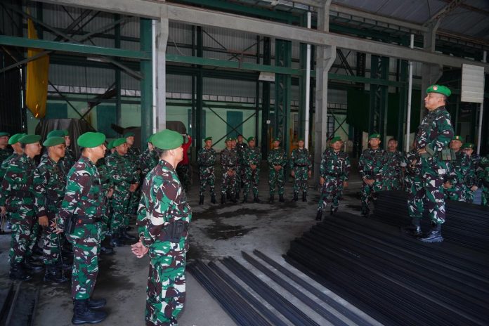 FOTO: Komandan Kodim 1406/Wajo, Letkol Inf Harianto saat mengarahkan personel dalam kegiatan apel malam. (Dok Kodim 1406/Wajo) 