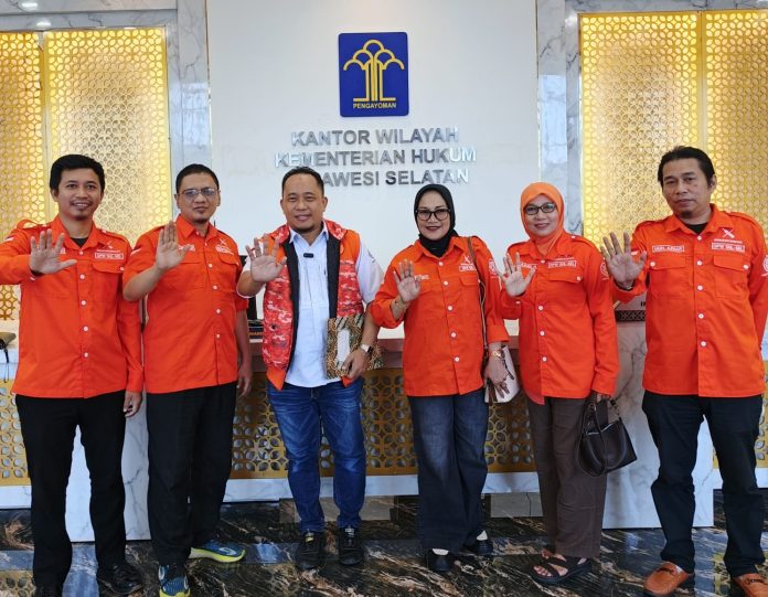 FOTO: Dewan Pimpinan Wilayah (DPW) Partai Gerakan Rakyat (PGR) Sulawesi Selatan resmi mengantongi Surat Keterangan Terdaftar (SKT) dari Kantor Wilayah Kementerian Hukum Provinsi Sulawesi Selatan, Selasa (5/5/2026).