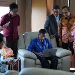 Bobol Sistem Keamanan NASA, Rehan Siswa SMAN 8 Pinrang dapat Golden Ticket Masuk di Unhas FOTO: Rehan siswa SMA Negeri 8 Pinrang saat berada di ruang kerja Rektor Universitas Hasanuddin. (Humas Unhas)