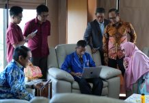 Bobol Sistem Keamanan NASA, Rehan Siswa SMAN 8 Pinrang dapat Golden Ticket Masuk di Unhas FOTO: Rehan siswa SMA Negeri 8 Pinrang saat berada di ruang kerja Rektor Universitas Hasanuddin. (Humas Unhas)