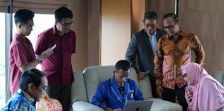 Bobol Sistem Keamanan NASA, Rehan Siswa SMAN 8 Pinrang dapat Golden Ticket Masuk di Unhas FOTO: Rehan siswa SMA Negeri 8 Pinrang saat berada di ruang kerja Rektor Universitas Hasanuddin. (Humas Unhas)