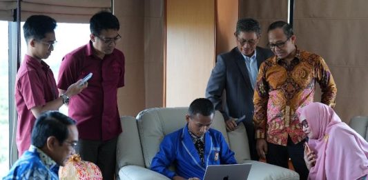 Bobol Sistem Keamanan NASA, Rehan Siswa SMAN 8 Pinrang dapat Golden Ticket Masuk di Unhas FOTO: Rehan siswa SMA Negeri 8 Pinrang saat berada di ruang kerja Rektor Universitas Hasanuddin. (Humas Unhas)
