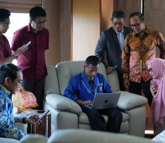 Bobol Sistem Keamanan NASA, Rehan Siswa SMAN 8 Pinrang dapat Golden Ticket Masuk di Unhas FOTO: Rehan siswa SMA Negeri 8 Pinrang saat berada di ruang kerja Rektor Universitas Hasanuddin. (Humas Unhas)