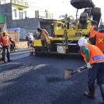 Harga Aspal Meroket Hingga 50 Persen, Bagaimana Nasib Proyek Jalan Senilai Rp 3,7 Triliun di Sulsel? FOTO: Ilustrasi pengerjaan pengaspalan jalan. (Dok via google)