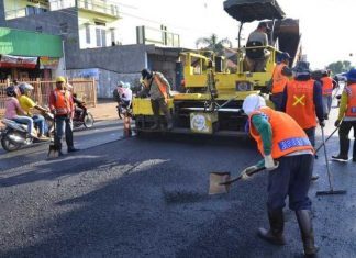 Harga Aspal Meroket Hingga 50 Persen, Bagaimana Nasib Proyek Jalan Senilai Rp 3,7 Triliun di Sulsel? FOTO: Ilustrasi pengerjaan pengaspalan jalan. (Dok via google)