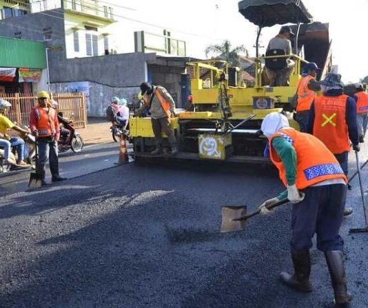 Harga Aspal Meroket Hingga 50 Persen, Bagaimana Nasib Proyek Jalan Senilai Rp 3,7 Triliun di Sulsel? FOTO: Ilustrasi pengerjaan pengaspalan jalan. (Dok via google)