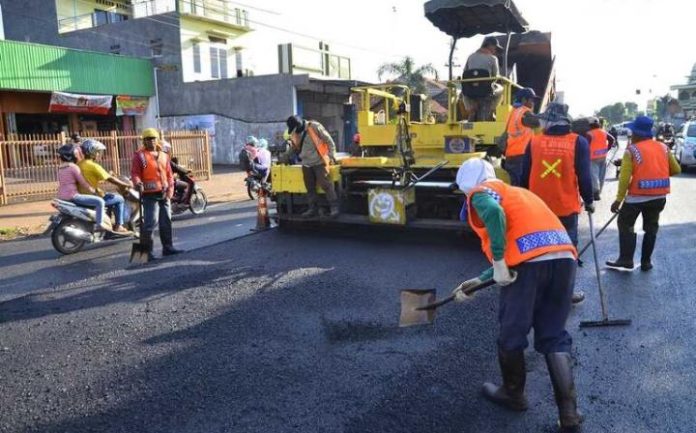 FOTO: Ilustrasi pengerjaan pengaspalan jalan. (Dok via google)