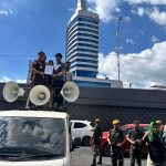 Dari Dugaan Korupsi hingga Konflik Agraria, HMPLT Bawa Tiga Tuntutan ke Kejati dan Polda Sulsel FOTO: Himpunan Mahasiswa Penyelamat Luwu Timur menggelar aksi demonstrasi di Kejaksaan Tinggi Sulawesi Selatan dan Kepolisian Daerah Sulawesi Selatan, Kamis (7/5/2026) siang..