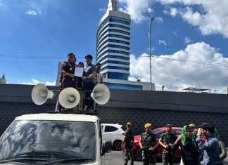 Dari Dugaan Korupsi hingga Konflik Agraria, HMPLT Bawa Tiga Tuntutan ke Kejati dan Polda Sulsel FOTO: Himpunan Mahasiswa Penyelamat Luwu Timur menggelar aksi demonstrasi di Kejaksaan Tinggi Sulawesi Selatan dan Kepolisian Daerah Sulawesi Selatan, Kamis (7/5/2026) siang..