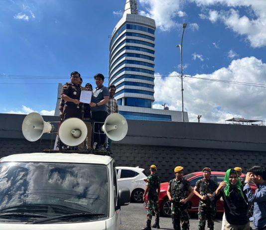 Dari Dugaan Korupsi hingga Konflik Agraria, HMPLT Bawa Tiga Tuntutan ke Kejati dan Polda Sulsel FOTO: Himpunan Mahasiswa Penyelamat Luwu Timur menggelar aksi demonstrasi di Kejaksaan Tinggi Sulawesi Selatan dan Kepolisian Daerah Sulawesi Selatan, Kamis (7/5/2026) siang..
