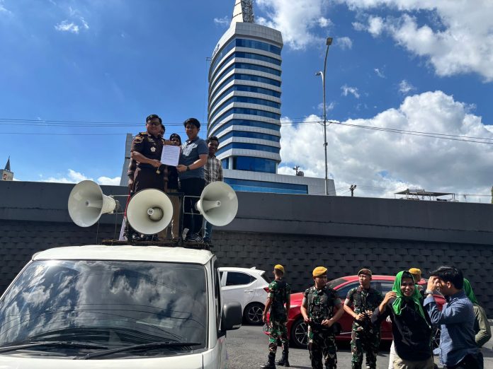 FOTO: Himpunan Mahasiswa Penyelamat Luwu Timur menggelar aksi demonstrasi di Kejaksaan Tinggi Sulawesi Selatan dan Kepolisian Daerah Sulawesi Selatan, Kamis (7/5/2026) siang.. 