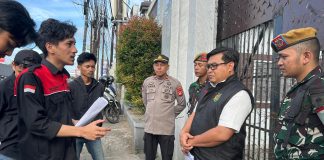 Aksi GAM di Kejati Sulsel: Usut Tuntas Korupsi Bibit Nanas hingga Smart Library FOTO: Puluhan mahasiswa yang tergabung dalam Gerakan Aktivis Mahasiswa (GAM) menggelar aksi unjuk rasa di depan kantor Kejaksaan Tinggi Sulawesi Selatan, Makassar, pada Jum'at (8/5/2026).