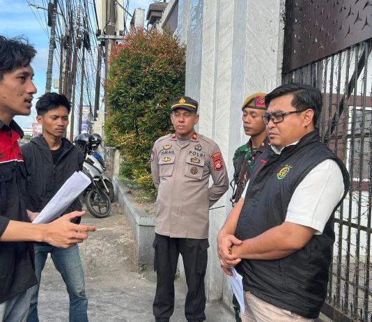 Aksi GAM di Kejati Sulsel: Usut Tuntas Korupsi Bibit Nanas hingga Smart Library FOTO: Puluhan mahasiswa yang tergabung dalam Gerakan Aktivis Mahasiswa (GAM) menggelar aksi unjuk rasa di depan kantor Kejaksaan Tinggi Sulawesi Selatan, Makassar, pada Jum'at (8/5/2026).