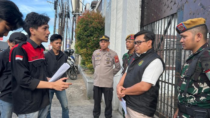 FOTO: Puluhan mahasiswa yang tergabung dalam Gerakan Aktivis Mahasiswa (GAM) menggelar aksi unjuk rasa di depan kantor Kejaksaan Tinggi Sulawesi Selatan, Makassar, pada Jum'at (8/5/2026).