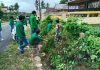 Ide Pangdam XIV/HSN Rangkul Universitas di Sulsel Dinilai Jadi Gerakan Besar Ketahanan Sosial Nasional FOTO: Mahasiswa dari Universitas Islam Negeri Makassar saat melaksanakan giat kerja bhakti bersama personel Dandim 1406/Wajo. (Istimewa)