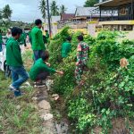 Ide Pangdam XIV/HSN Rangkul Universitas di Sulsel Dinilai Jadi Gerakan Besar Ketahanan Sosial Nasional FOTO: Mahasiswa dari Universitas Islam Negeri Makassar saat melaksanakan giat kerja bhakti bersama personel Dandim 1406/Wajo. (Istimewa)