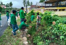 Ide Pangdam XIV/HSN Rangkul Universitas di Sulsel Dinilai Jadi Gerakan Besar Ketahanan Sosial Nasional FOTO: Mahasiswa dari Universitas Islam Negeri Makassar saat melaksanakan giat kerja bhakti bersama personel Dandim 1406/Wajo. (Istimewa)