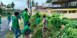 Ide Pangdam XIV/HSN Rangkul Universitas di Sulsel Dinilai Jadi Gerakan Besar Ketahanan Sosial Nasional FOTO: Mahasiswa dari Universitas Islam Negeri Makassar saat melaksanakan giat kerja bhakti bersama personel Dandim 1406/Wajo. (Istimewa)