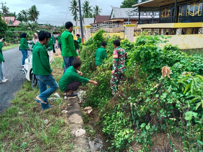FOTO: Mahasiswa dari Universitas Islam Negeri Makassar saat melaksanakan giat kerja bhakti bersama personel Dandim 1406/Wajo. (Istimewa)