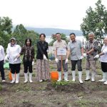 Tanam Pohon untuk Masa Depan, Taruna Ikrar Kampanyekan Penghijauan Nasional di Danau Toba Kepala Badan Pengawas Obat dan Makanan (BPOM) RI, Prof. Dr. Taruna Ikrar lakukan penanaman pohon di taman sekitar Danau Toba