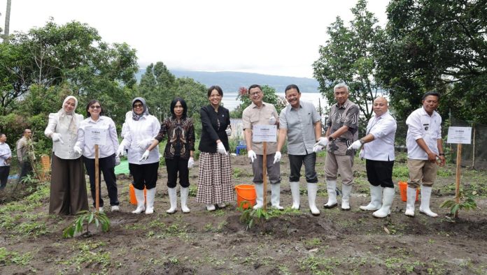 Kepala Badan Pengawas Obat dan Makanan (BPOM) RI, Prof. Dr. Taruna Ikrar lakukan penanaman pohon di taman sekitar Danau Toba
