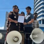 Polemik Lahan PT IHIP di Luwu Timur Memanas, Kejati Sulsel Keluarkan Tiga Rekomendasi FOTO: Kasipenkum Kejati Sulsel, Soetarmi, saat menerima aspirasi massa aksi mahasiswa di depan kantor Kejati Sulsel, Makassar, Kamis (7/5/2026).