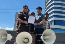 Polemik Lahan PT IHIP di Luwu Timur Memanas, Kejati Sulsel Keluarkan Tiga Rekomendasi FOTO: Kasipenkum Kejati Sulsel, Soetarmi, saat menerima aspirasi massa aksi mahasiswa di depan kantor Kejati Sulsel, Makassar, Kamis (7/5/2026).