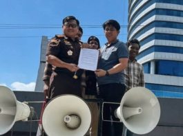 Polemik Lahan PT IHIP di Luwu Timur Memanas, Kejati Sulsel Keluarkan Tiga Rekomendasi FOTO: Kasipenkum Kejati Sulsel, Soetarmi, saat menerima aspirasi massa aksi mahasiswa di depan kantor Kejati Sulsel, Makassar, Kamis (7/5/2026).