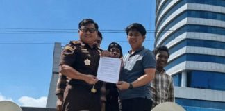 Polemik Lahan PT IHIP di Luwu Timur Memanas, Kejati Sulsel Keluarkan Tiga Rekomendasi FOTO: Kasipenkum Kejati Sulsel, Soetarmi, saat menerima aspirasi massa aksi mahasiswa di depan kantor Kejati Sulsel, Makassar, Kamis (7/5/2026).