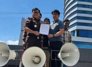 Polemik Lahan PT IHIP di Luwu Timur Memanas, Kejati Sulsel Keluarkan Tiga Rekomendasi FOTO: Kasipenkum Kejati Sulsel, Soetarmi, saat menerima aspirasi massa aksi mahasiswa di depan kantor Kejati Sulsel, Makassar, Kamis (7/5/2026).