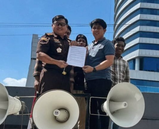 Polemik Lahan PT IHIP di Luwu Timur Memanas, Kejati Sulsel Keluarkan Tiga Rekomendasi FOTO: Kasipenkum Kejati Sulsel, Soetarmi, saat menerima aspirasi massa aksi mahasiswa di depan kantor Kejati Sulsel, Makassar, Kamis (7/5/2026).