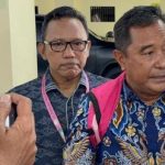 Bebaskan Mantan Direktur RSUD Syech Yusuf Kini Irwan Muin Jadi PH Eks Pj Gubernur Sulsel FOTO: Irwan Muin mendampingi eks Pj Gubernur Sulsel Bahtiar Baharuddin saat memberikan keterangan pers kepada media di gedung Kejati Sulsel. (tangkapan layar)